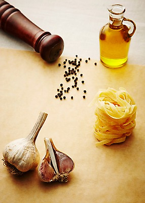 포토 JPG 스튜디오촬영 음식 식재료 재료 탁자 파스타 실내 마늘 요리 사람없음 아웃포커스 면류 면 오일 올리브오일 병 통후추 국내포토 식기 가구 채소 서양음식 촬영기법 내부 화장품 기름_음식 후추 파일형식