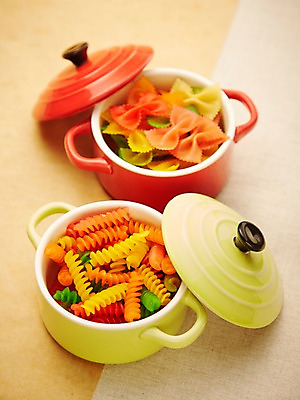 포토 JPG 스튜디오촬영 음식 식재료 재료 파스타 실내 요리 사람없음 아웃포커스 뚜껑 면류 면 냄비 담기 파르팔레 파스타면 푸질리 국내포토 모션 서양음식 촬영기법 내부 솥 파일형식