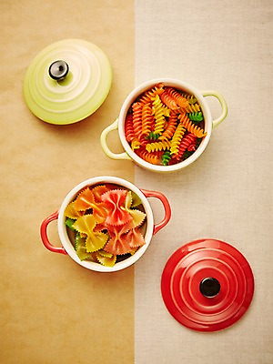 포토 JPG 스튜디오촬영 음식 식재료 재료 파스타 실내 요리 사람없음 아웃포커스 뚜껑 면류 면 냄비 담기 파르팔레 파스타면 푸질리 국내포토 모션 서양음식 촬영기법 내부 솥 파일형식
