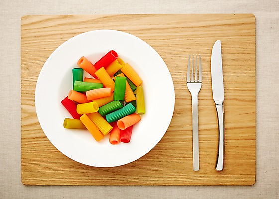 포토 JPG 스튜디오촬영 식기 접시 음식 포크 식재료 재료 탁자 도마 파스타 실내 요리 사람없음 아웃포커스 식사 면류 면 나이프 담기 국내포토 가구 모션 주방용품 서양음식 촬영기법 내부 칼 파일형식