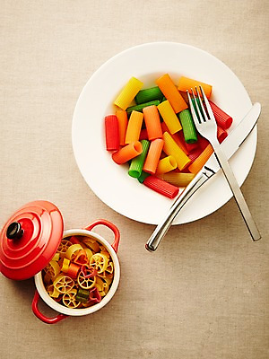 포토 JPG 스튜디오촬영 식기 접시 음식 포크 식재료 재료 탁자 파스타 실내 요리 사람없음 아웃포커스 식사 뚜껑 면류 면 나이프 냄비 담기 국내포토 가구 모션 서양음식 촬영기법 내부 칼 솥 파일형식