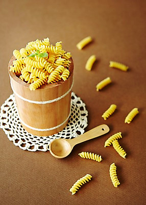 포토 JPG 스튜디오촬영 음식 식재료 재료 파스타 수저 실내 통 요리 사람없음 아웃포커스 면류 면 담기 파스타면 푸질리 국내포토 식기 모션 서양음식 촬영기법 내부 파일형식