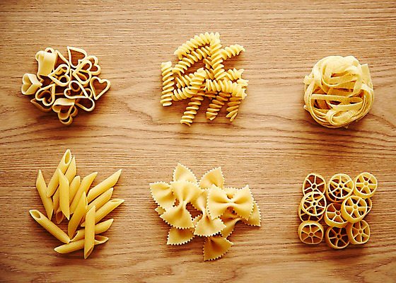 포토 JPG 스튜디오촬영 음식 식재료 재료 탁자 파스타 실내 종류 요리 사람없음 아웃포커스 면류 면 파르팔레 파스타면 펜네 푸질리 국내포토 가구 서양음식 촬영기법 내부 파일형식