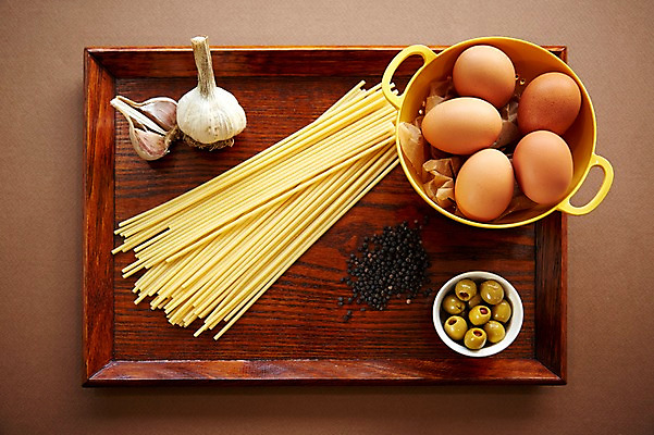 포토 JPG 스튜디오촬영 그릇 식기 음식 식재료 재료 탁자 쟁반 파스타 실내 마늘 요리 사람없음 아웃포커스 계란 면류 면 냄비 올리브 통후추 국내포토 열매 가구 채소 서양음식 촬영기법 내부 알 솥 후추 파일형식