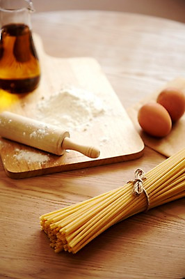 포토 JPG 스튜디오촬영 음식 식재료 재료 탁자 도마 파스타 실내 요리 사람없음 아웃포커스 계란 끈 면류 면 오일 묶기 밀가루 밀대 국내포토 가구 모션 주방용품 서양음식 촬영기법 내부 알 화장품 가루 파일형식
