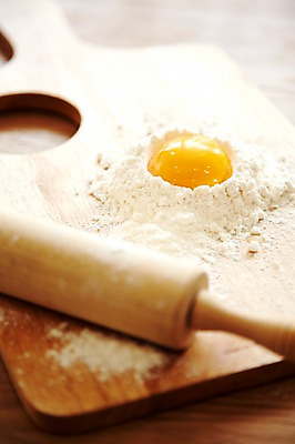 포토 JPG 스튜디오촬영 음식 식재료 재료 탁자 도마 실내 요리 사람없음 아웃포커스 계란 밀가루 밀대 노른자 국내포토 가구 주방용품 촬영기법 내부 알 가루 파일형식