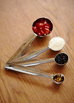 포토 JPG 스튜디오촬영 음식 식재료 재료 탁자 실내 사람없음 아웃포커스 숟가락 오일 올리브오일 밀가루 계량스푼 통후추 국내포토 가구 주방용품 촬영기법 수저 내부 화장품 기름_음식 가루 후추 파일형식