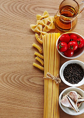 포토 JPG 스튜디오촬영 음식 식재료 재료 방울토마토 탁자 파스타 실내 마늘 요리 사람없음 아웃포커스 끈 면류 면 오일 올리브오일 묶기 통후추 파르팔레 파스타면 푸질리 국내포토 가구 토마토 채소 모션 서양음식 촬영기법 내부 화장품 기름_음식 후추 파일형식