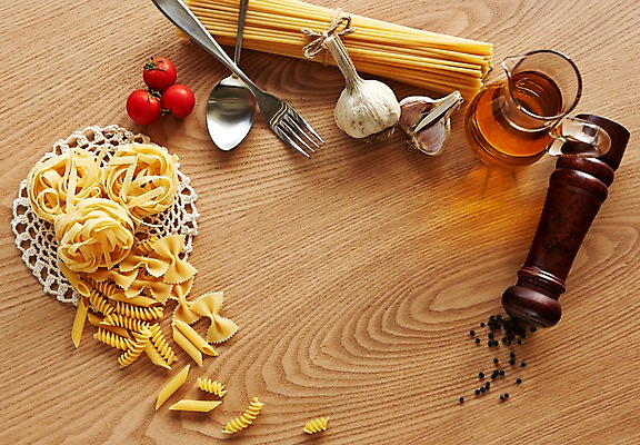 포토 JPG 스튜디오촬영 식기 음식 포크 과일 식재료 재료 방울토마토 탁자 파스타 수저 실내 마늘 요리 사람없음 아웃포커스 면류 면 오일 올리브오일 통후추 파르팔레 파스타면 펜네 푸질리 국내포토 가구 토마토 채소 서양음식 촬영기법 내부 화장품 기름_음식 후추 파일형식