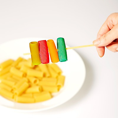 포토 JPG 스튜디오촬영 식기 접시 손 음식 식재료 재료 한손 파스타 실내 요리 한명 들기 근접촬영 아웃포커스 신체부위 면류 면 꼬챙이 꼬치 담기 국내포토 1 뷰포인트 모션 주방용품 서양음식 촬영기법 사람 내부 파일형식