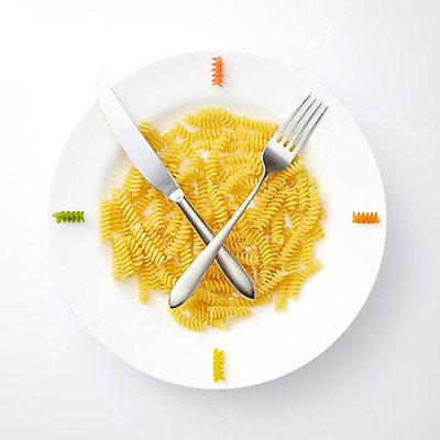 포토 JPG 스튜디오촬영 식기 접시 음식 포크 식재료 재료 파스타 실내 요리 사람없음 아웃포커스 면류 면 나이프 담기 파스타면 푸질리 국내포토 모션 서양음식 촬영기법 내부 칼 파일형식