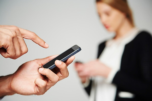 포토 JPG 스튜디오촬영 서양인 외국인 백인 해외기획촬영 손 2012년태국 여자 비즈니스 회색배경 실내 스마트라이프 들기 사람 상반신 20대 성인 두명 아웃포커스 신체부위 비즈니스라이프 스마트폰 핸드폰 터치 직장인 비즈니스우먼 청년만 성인만 국내포토 직업 라이프스타일 백그라운드 모션 촬영기법 인종 청년 내부 전자제품 스마트기기 회색 파일형식