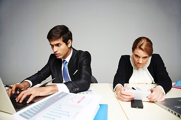 포토 JPG 스튜디오촬영 서양인 외국인 백인 해외기획촬영 응시 2012년태국 여자 남자 비즈니스 회색배경 실내 스마트라이프 사람 앉기 정장 상반신 20대 성인 두명 앞모습 비즈니스라이프 노트북 스마트폰 핸드폰 펜 다이어리 업무 직장인 비즈니스맨 비즈니스우먼 작업실 책상 문서 스마트폰중독 청년만 성인만 스몸비 국내포토 직업 라이프스타일 시선 옷 뷰포인트 가구 백그라운드 모션 인종 청년 내부 전자제품 스마트기기 필기구 사무용품 회색 작업 신조어 중독 파일형식