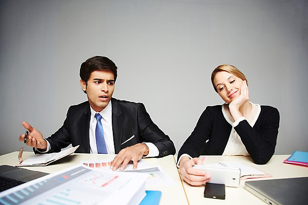 포토 JPG 스튜디오촬영 서양인 외국인 백인 해외기획촬영 응시 2012년태국 여자 남자 비즈니스 회색배경 실내 스마트라이프 미소 웃음 들기 사람 앉기 정장 상반신 20대 성인 두명 앞모습 비즈니스라이프 스마트폰 핸드폰 펜 다이어리 턱괴기 짜증 업무 직장인 비즈니스맨 비즈니스우먼 작업실 책상 문서 스마트폰중독 청년만 성인만 스몸비 국내포토 직업 라이프스타일 시선 옷 감정 뷰포인트 가구 백그라운드 모션 표정 인종 청년 내부 전자제품 스마트기기 필기구 사무용품 회색 작업 신조어 중독 파일형식