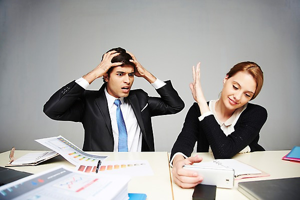 포토 JPG 스튜디오촬영 서양인 외국인 백인 해외기획촬영 응시 2012년태국 여자 남자 비즈니스 회색배경 실내 스마트라이프 들기 사람 앉기 정장 상반신 20대 성인 두명 앞모습 비즈니스라이프 스마트폰 핸드폰 펜 다이어리 짜증 업무 직장인 비즈니스맨 비즈니스우먼 작업실 책상 문서 스마트폰중독 청년만 성인만 스몸비 국내포토 직업 라이프스타일 시선 옷 감정 뷰포인트 가구 백그라운드 모션 인종 청년 내부 전자제품 스마트기기 필기구 사무용품 회색 작업 신조어 중독 파일형식