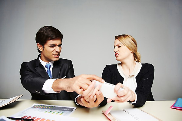 포토 JPG 스튜디오촬영 서양인 외국인 백인 해외기획촬영 2012년태국 여자 남자 비즈니스 회색배경 실내 스마트라이프 들기 사람 앉기 정장 상반신 20대 성인 두명 앞모습 비즈니스라이프 스마트폰 핸드폰 다이어리 짜증 업무 직장인 비즈니스맨 비즈니스우먼 작업실 책상 문서 싸움 스마트폰중독 청년만 성인만 뺏기 스몸비 국내포토 직업 라이프스타일 옷 감정 뷰포인트 가구 백그라운드 모션 인종 청년 내부 전자제품 스마트기기 사무용품 회색 작업 신조어 중독 파일형식