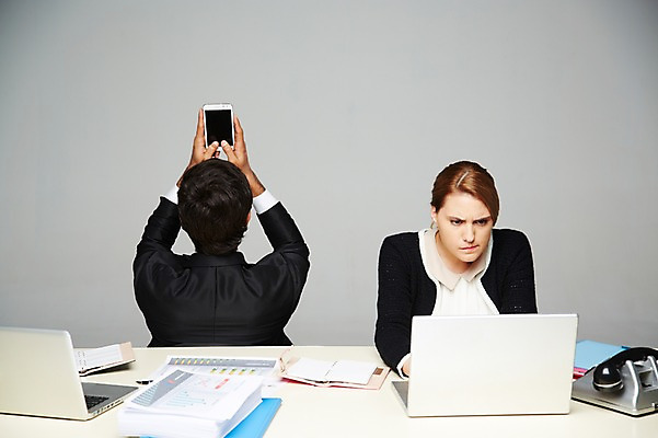 포토 JPG 스튜디오촬영 서양인 외국인 백인 해외기획촬영 응시 2012년태국 여자 남자 비즈니스 회색배경 실내 스마트라이프 들기 사람 앉기 정장 상반신 20대 성인 두명 앞모습 뒷모습 비즈니스라이프 노트북 스마트폰 핸드폰 다이어리 업무 직장인 비즈니스맨 비즈니스우먼 작업실 전화기 책상 문서 통화 스마트폰중독 청년만 성인만 스몸비 국내포토 직업 라이프스타일 시선 옷 뷰포인트 가구 백그라운드 모션 인종 청년 내부 전자제품 스마트기기 사무용품 회색 작업 신조어 중독 파일형식