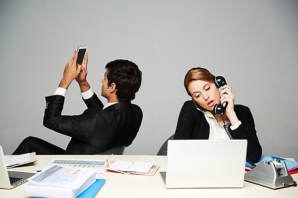 포토 JPG 스튜디오촬영 서양인 외국인 백인 해외기획촬영 2012년태국 여자 남자 비즈니스 회색배경 실내 스마트라이프 들기 사람 앉기 정장 상반신 20대 성인 두명 비즈니스라이프 노트북 스마트폰 핸드폰 다이어리 업무 직장인 비즈니스맨 비즈니스우먼 작업실 전화기 책상 문서 통화 스마트폰중독 청년만 성인만 스몸비 국내포토 직업 라이프스타일 옷 가구 백그라운드 모션 인종 청년 내부 전자제품 스마트기기 사무용품 회색 작업 신조어 중독 파일형식