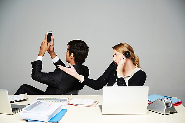 포토 JPG 스튜디오촬영 서양인 외국인 백인 해외기획촬영 2012년태국 여자 남자 비즈니스 회색배경 실내 스마트라이프 들기 사람 앉기 정장 상반신 20대 성인 두명 비즈니스라이프 노트북 스마트폰 핸드폰 다이어리 짜증 업무 직장인 비즈니스맨 비즈니스우먼 작업실 전화기 책상 문서 통화 스마트폰중독 청년만 성인만 스몸비 국내포토 직업 라이프스타일 옷 감정 가구 백그라운드 모션 인종 청년 내부 전자제품 스마트기기 사무용품 회색 작업 신조어 중독 파일형식