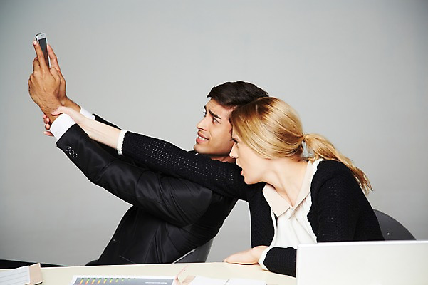 포토 JPG 스튜디오촬영 서양인 외국인 백인 해외기획촬영 2012년태국 여자 남자 비즈니스 회색배경 실내 스마트라이프 들기 사람 앉기 정장 상반신 20대 성인 두명 옆모습 비즈니스라이프 노트북 스마트폰 핸드폰 짜증 업무 직장인 비즈니스맨 비즈니스우먼 작업실 책상 문서 스마트폰중독 청년만 성인만 뺏기 스몸비 국내포토 직업 라이프스타일 옷 감정 뷰포인트 가구 백그라운드 모션 인종 청년 내부 전자제품 스마트기기 회색 작업 신조어 중독 파일형식