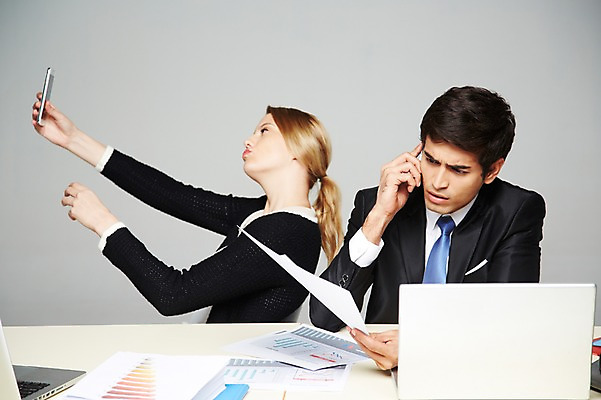 포토 JPG 스튜디오촬영 서양인 외국인 백인 해외기획촬영 2012년태국 여자 남자 비즈니스 회색배경 실내 스마트라이프 사람 앉기 정장 상반신 20대 성인 두명 비즈니스라이프 노트북 스마트폰 핸드폰 짜증 업무 직장인 비즈니스맨 비즈니스우먼 작업실 책상 문서 통화 스마트폰중독 청년만 성인만 스몸비 국내포토 직업 라이프스타일 옷 감정 가구 백그라운드 모션 인종 청년 내부 전자제품 스마트기기 회색 작업 신조어 중독 파일형식