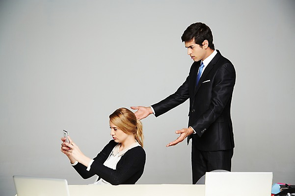 포토 JPG 스튜디오촬영 서양인 외국인 백인 해외기획촬영 2012년태국 여자 남자 비즈니스 회색배경 실내 스마트라이프 서기 들기 사람 앉기 정장 상반신 20대 성인 두명 옆모습 비즈니스라이프 노트북 스마트폰 핸드폰 분노 짜증 업무 직장인 비즈니스맨 비즈니스우먼 작업실 책상 스마트폰중독 청년만 성인만 스몸비 국내포토 직업 라이프스타일 옷 감정 뷰포인트 가구 백그라운드 모션 인종 청년 내부 전자제품 스마트기기 회색 작업 신조어 중독 파일형식