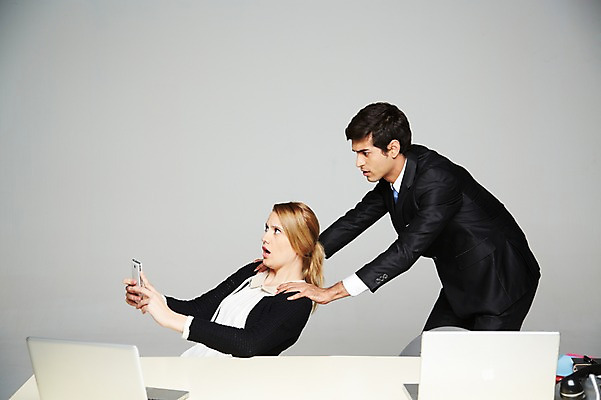 포토 JPG 스튜디오촬영 서양인 외국인 백인 해외기획촬영 2012년태국 여자 남자 비즈니스 회색배경 실내 스마트라이프 서기 들기 사람 앉기 정장 상반신 20대 성인 두명 옆모습 비즈니스라이프 노트북 스마트폰 핸드폰 분노 짜증 업무 직장인 비즈니스맨 비즈니스우먼 작업실 전화기 책상 통화 스마트폰중독 청년만 성인만 스몸비 국내포토 직업 라이프스타일 옷 감정 뷰포인트 가구 백그라운드 모션 인종 청년 내부 전자제품 스마트기기 회색 작업 신조어 중독 파일형식