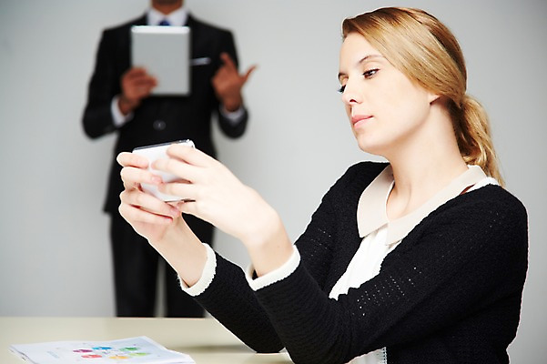 포토 JPG 스튜디오촬영 서양인 외국인 백인 해외기획촬영 2012년태국 여자 남자 커피 비즈니스 탁자 회색배경 회의 잔 실내 스마트라이프 설명 서기 들기 사람 앉기 정장 상반신 20대 성인 두명 옆모습 아웃포커스 컵 비즈니스라이프 스마트폰 핸드폰 태블릿 업무 직장인 비즈니스맨 비즈니스우먼 작업실 커피잔 문서 스마트폰중독 청년만 성인만 스몸비 국내포토 직업 라이프스타일 식기 옷 음료 뷰포인트 가구 백그라운드 모션 촬영기법 인종 청년 내부 전자제품 스마트기기 회색 작업 신조어 중독 파일형식