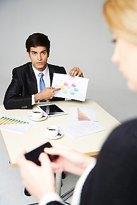 포토 JPG 스튜디오촬영 서양인 외국인 백인 해외기획촬영 2012년태국 여자 남자 커피 비즈니스 탁자 회색배경 회의 잔 실내 스마트라이프 설명 들기 사람 정장 상반신 20대 성인 두명 아웃포커스 컵 비즈니스라이프 스마트폰 핸드폰 업무 직장인 비즈니스맨 비즈니스우먼 작업실 커피잔 문서 스마트폰중독 청년만 성인만 스몸비 국내포토 직업 라이프스타일 식기 옷 음료 가구 백그라운드 모션 촬영기법 인종 청년 내부 전자제품 스마트기기 회색 작업 신조어 중독 파일형식