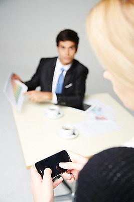 포토 JPG 스튜디오촬영 서양인 외국인 백인 해외기획촬영 2012년태국 여자 남자 커피 비즈니스 탁자 회색배경 회의 잔 실내 스마트라이프 설명 들기 사람 정장 상반신 20대 성인 두명 아웃포커스 컵 비즈니스라이프 스마트폰 핸드폰 업무 직장인 비즈니스맨 비즈니스우먼 작업실 커피잔 문서 스마트폰중독 청년만 성인만 스몸비 국내포토 직업 라이프스타일 식기 옷 음료 가구 백그라운드 모션 촬영기법 인종 청년 내부 전자제품 스마트기기 회색 작업 신조어 중독 파일형식