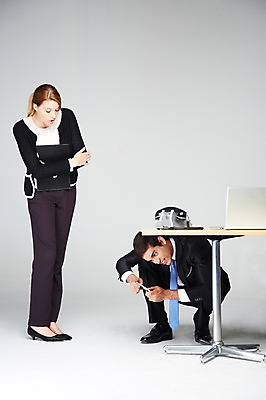 포토 JPG 스튜디오촬영 전신 서양인 외국인 백인 해외기획촬영 2012년태국 여자 남자 비즈니스 회색배경 실내 스마트라이프 서기 들기 사람 앉기 정장 20대 성인 두명 비즈니스라이프 노트북 스마트폰 핸드폰 웹서핑 직장인 비즈니스맨 비즈니스우먼 전화기 책상 문서 통화 스마트폰중독 숨기 청년만 성인만 스몸비 국내포토 직업 라이프스타일 옷 가구 백그라운드 모션 인종 청년 내부 전자제품 스마트기기 회색 신조어 중독 파일형식