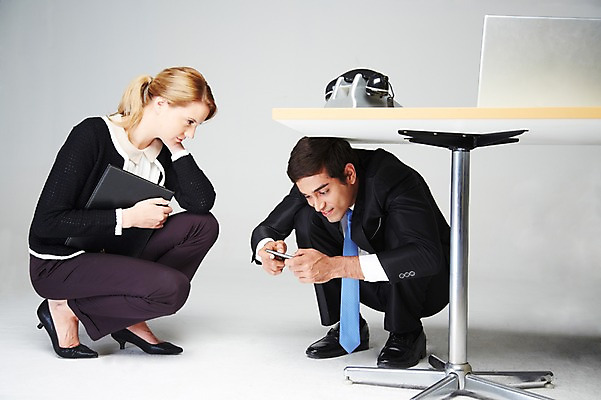 포토 JPG 스튜디오촬영 전신 서양인 외국인 백인 해외기획촬영 2012년태국 여자 남자 비즈니스 회색배경 실내 스마트라이프 들기 사람 앉기 정장 20대 성인 두명 비즈니스라이프 노트북 스마트폰 핸드폰 웹서핑 직장인 비즈니스맨 비즈니스우먼 전화기 책상 문서 통화 스마트폰중독 숨기 청년만 성인만 스몸비 국내포토 직업 라이프스타일 옷 가구 백그라운드 모션 인종 청년 내부 전자제품 스마트기기 회색 신조어 중독 파일형식