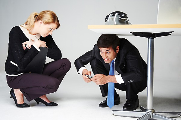 포토 JPG 스튜디오촬영 전신 서양인 외국인 백인 해외기획촬영 2012년태국 여자 남자 비즈니스 회색배경 실내 스마트라이프 들기 사람 앉기 정장 20대 성인 두명 비즈니스라이프 노트북 스마트폰 핸드폰 웹서핑 직장인 비즈니스맨 비즈니스우먼 전화기 책상 문서 통화 스마트폰중독 숨기 청년만 성인만 스몸비 국내포토 직업 라이프스타일 옷 가구 백그라운드 모션 인종 청년 내부 전자제품 스마트기기 회색 신조어 중독 파일형식