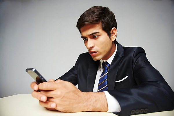 포토 JPG 스튜디오촬영 서양인 외국인 백인 해외기획촬영 응시 2012년태국 남자 비즈니스 회색배경 실내 스마트라이프 한명 들기 사람 앉기 정장 상반신 20대 성인 비즈니스라이프 스마트폰 핸드폰 웹서핑 직장인 비즈니스맨 책상 성인남자한명만 국내포토 직업 1 라이프스타일 시선 옷 가구 백그라운드 모션 인종 청년 내부 전자제품 스마트기기 회색 남자한명만 성인남자만 파일형식