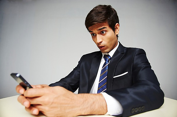포토 JPG 스튜디오촬영 서양인 외국인 백인 해외기획촬영 응시 2012년태국 남자 비즈니스 회색배경 실내 스마트라이프 한명 들기 사람 앉기 정장 상반신 20대 성인 비즈니스라이프 스마트폰 핸드폰 웹서핑 직장인 비즈니스맨 책상 성인남자한명만 국내포토 직업 1 라이프스타일 시선 옷 가구 백그라운드 모션 인종 청년 내부 전자제품 스마트기기 회색 남자한명만 성인남자만 파일형식