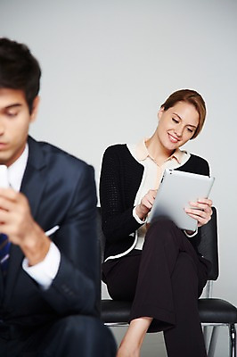 포토 JPG 스튜디오촬영 서양인 외국인 백인 해외기획촬영 응시 2012년태국 여자 남자 의자 비즈니스 회색배경 실내 스마트라이프 미소 웃음 들기 사람 앉기 정장 20대 성인 두명 앞모습 아웃포커스 비즈니스라이프 스마트폰 핸드폰 태블릿 다리꼬기 웹서핑 직장인 비즈니스맨 비즈니스우먼 청년만 성인만 국내포토 직업 라이프스타일 시선 옷 뷰포인트 가구 백그라운드 모션 촬영기법 표정 인종 청년 내부 전자제품 스마트기기 회색 파일형식