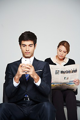 포토 JPG 스튜디오촬영 서양인 외국인 백인 해외기획촬영 응시 2012년태국 여자 남자 의자 비즈니스 회색배경 실내 스마트라이프 들기 사람 앉기 정장 20대 성인 두명 앞모습 비즈니스라이프 스마트폰 핸드폰 웹서핑 직장인 비즈니스맨 비즈니스우먼 신문 청년만 성인만 국내포토 직업 라이프스타일 시선 옷 뷰포인트 가구 백그라운드 모션 인종 청년 내부 간행물 전자제품 스마트기기 회색 뉴스 파일형식