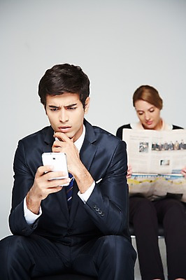 포토 JPG 스튜디오촬영 서양인 외국인 백인 해외기획촬영 응시 2012년태국 여자 남자 의자 비즈니스 회색배경 실내 스마트라이프 들기 사람 앉기 정장 20대 성인 두명 앞모습 아웃포커스 비즈니스라이프 스마트폰 핸드폰 웹서핑 직장인 비즈니스맨 비즈니스우먼 신문 청년만 성인만 국내포토 직업 라이프스타일 시선 옷 뷰포인트 가구 백그라운드 모션 촬영기법 인종 청년 내부 간행물 전자제품 스마트기기 회색 뉴스 파일형식