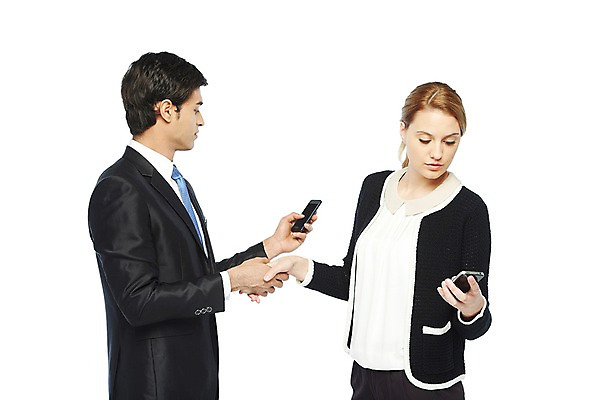 포토 JPG 스튜디오촬영 서양인 외국인 백인 해외기획촬영 응시 2012년태국 여자 남자 비즈니스 악수 영업 실내 스마트라이프 협상 들기 누끼 사람 정장 상반신 20대 성인 두명 옆모습 비즈니스라이프 스마트폰 핸드폰 손잡기 거래 직장인 비즈니스맨 비즈니스우먼 스마트폰중독 청년만 성인만 스몸비 국내포토 직업 라이프스타일 시선 옷 뷰포인트 모션 인종 손짓 청년 내부 전자제품 스마트기기 신조어 중독 파일형식