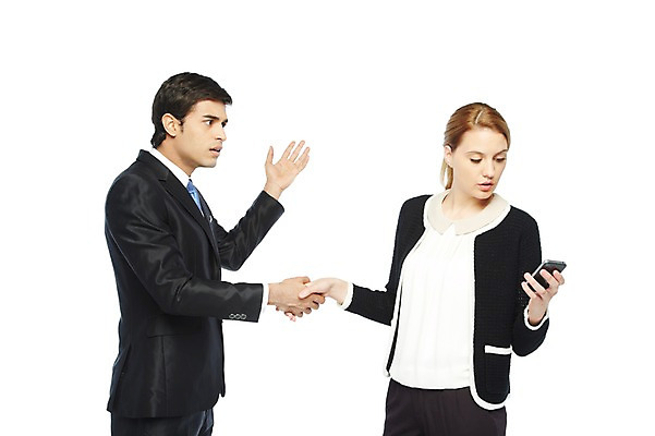 포토 JPG 스튜디오촬영 서양인 외국인 백인 해외기획촬영 응시 2012년태국 여자 남자 비즈니스 악수 영업 실내 스마트라이프 협상 들기 누끼 사람 정장 상반신 20대 성인 두명 옆모습 비즈니스라이프 스마트폰 핸드폰 마주보기 손잡기 거래 짜증 직장인 비즈니스맨 비즈니스우먼 스마트폰중독 청년만 성인만 스몸비 국내포토 직업 라이프스타일 시선 옷 감정 뷰포인트 모션 인종 손짓 청년 내부 전자제품 스마트기기 신조어 중독 파일형식