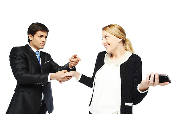 포토 JPG 스튜디오촬영 서양인 외국인 백인 해외기획촬영 2012년태국 여자 남자 비즈니스 악수 영업 실내 스마트라이프 협상 미소 웃음 들기 누끼 사람 정장 상반신 20대 성인 두명 옆모습 비즈니스라이프 스마트폰 핸드폰 마주보기 손잡기 거래 짜증 직장인 비즈니스맨 비즈니스우먼 스마트폰중독 청년만 성인만 스몸비 국내포토 직업 라이프스타일 옷 감정 뷰포인트 모션 표정 인종 손짓 청년 내부 전자제품 스마트기기 신조어 중독 파일형식