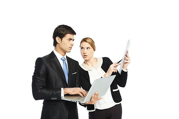 포토 JPG 스튜디오촬영 서양인 외국인 백인 해외기획촬영 응시 2012년태국 여자 남자 비즈니스 회의 실내 스마트라이프 들기 누끼 사람 정장 손짓 상반신 20대 성인 두명 앞모습 비즈니스라이프 노트북 짜증 웹서핑 업무 직장인 비즈니스맨 비즈니스우먼 작업실 인터넷중독 서류판 청년만 성인만 국내포토 직업 라이프스타일 시선 옷 감정 뷰포인트 모션 인종 청년 내부 전자제품 사무용품 작업 중독 파일형식