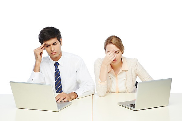 포토 JPG 스튜디오촬영 서양인 외국인 백인 해외기획촬영 2012년태국 여자 남자 비즈니스 실내 건강 스마트라이프 누끼 사람 정장 상반신 20대 성인 두명 앞모습 비즈니스라이프 노트북 고통 웹서핑 직장인 비즈니스맨 비즈니스우먼 스마트 책상 두통 인터넷중독 청년만 성인만 국내포토 직업 라이프스타일 옷 감정 뷰포인트 가구 컨셉 인종 청년 내부 전자제품 질병 중독 파일형식