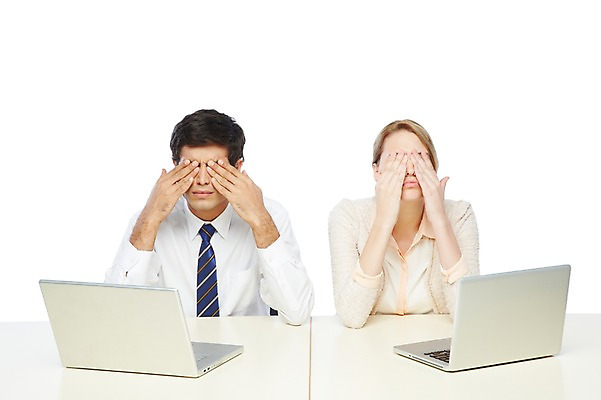 포토 JPG 스튜디오촬영 서양인 외국인 백인 해외기획촬영 2012년태국 여자 남자 비즈니스 실내 건강 스마트라이프 누끼 사람 정장 상반신 20대 성인 두명 앞모습 비즈니스라이프 노트북 고통 눈가림 가림 웹서핑 직장인 비즈니스맨 비즈니스우먼 스마트 책상 인터넷중독 안구 청년만 성인만 국내포토 직업 라이프스타일 옷 감정 뷰포인트 가구 컨셉 모션 인종 청년 내부 신체부위 전자제품 중독 파일형식