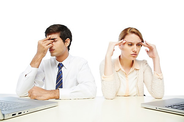 포토 JPG 스튜디오촬영 서양인 외국인 백인 해외기획촬영 2012년태국 여자 남자 비즈니스 실내 건강 스마트라이프 누끼 사람 정장 상반신 20대 성인 두명 앞모습 비즈니스라이프 노트북 고통 웹서핑 직장인 비즈니스맨 비즈니스우먼 스마트 책상 두통 인터넷중독 청년만 성인만 국내포토 직업 라이프스타일 옷 감정 뷰포인트 가구 컨셉 인종 청년 내부 전자제품 질병 중독 파일형식