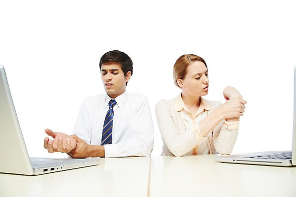 포토 JPG 스튜디오촬영 서양인 외국인 백인 해외기획촬영 2012년태국 여자 남자 비즈니스 실내 건강 스마트라이프 누끼 사람 정장 상반신 20대 성인 두명 앞모습 비즈니스라이프 노트북 고통 웹서핑 직장인 비즈니스맨 비즈니스우먼 손목 스마트 책상 인터넷중독 청년만 성인만 국내포토 직업 라이프스타일 옷 감정 뷰포인트 가구 컨셉 인종 청년 내부 신체부위 전자제품 중독 파일형식