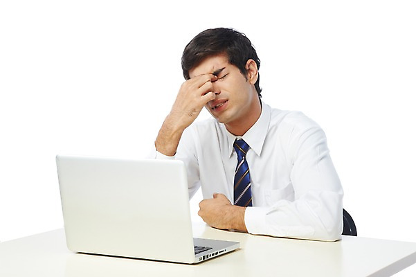 포토 JPG 스튜디오촬영 서양인 외국인 백인 해외기획촬영 2012년태국 남자 비즈니스 실내 건강 스마트라이프 한명 누끼 사람 정장 상반신 20대 성인 앞모습 비즈니스라이프 노트북 눈감음 고통 웹서핑 직장인 비즈니스맨 찡그림 스마트 책상 두통 인터넷중독 성인남자한명만 국내포토 직업 1 라이프스타일 옷 감정 뷰포인트 가구 컨셉 모션 표정 인종 청년 내부 전자제품 질병 중독 남자한명만 성인남자만 파일형식