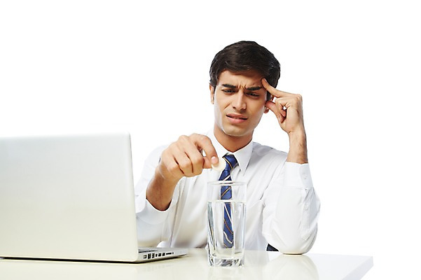 포토 JPG 스튜디오촬영 서양인 외국인 백인 해외기획촬영 2012년태국 남자 비즈니스 잔 실내 건강 스마트라이프 한명 들기 누끼 사람 정장 상반신 20대 성인 앞모습 컵 물 비즈니스라이프 노트북 약 웹서핑 직장인 비즈니스맨 찡그림 스마트 책상 두통 인터넷중독 넣기 두통약 성인남자한명만 국내포토 자연요소 직업 1 라이프스타일 식기 옷 뷰포인트 가구 컨셉 의학 모션 표정 인종 청년 내부 전자제품 질병 중독 남자한명만 성인남자만 파일형식