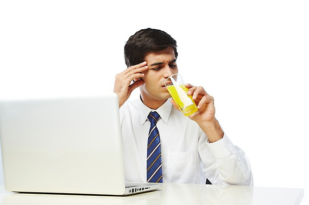 포토 JPG 스튜디오촬영 서양인 외국인 백인 해외기획촬영 2012년태국 남자 비즈니스 잔 실내 건강 스마트라이프 한명 들기 누끼 사람 정장 상반신 20대 성인 앞모습 컵 물 비즈니스라이프 노트북 약 마시기 웹서핑 직장인 비즈니스맨 찡그림 스마트 책상 두통 인터넷중독 두통약 성인남자한명만 국내포토 자연요소 직업 1 라이프스타일 식기 옷 뷰포인트 가구 컨셉 의학 모션 표정 인종 청년 내부 전자제품 질병 중독 남자한명만 성인남자만 파일형식