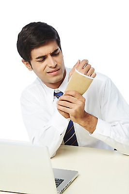 포토 JPG 스튜디오촬영 서양인 외국인 백인 해외기획촬영 2012년태국 남자 비즈니스 실내 스마트라이프 한명 누끼 사람 정장 상반신 20대 성인 앞모습 비즈니스라이프 노트북 고통 웹서핑 직장인 비즈니스맨 찡그림 손목 책상 인터넷중독 성인남자한명만 국내포토 직업 1 라이프스타일 옷 감정 뷰포인트 가구 표정 인종 청년 내부 신체부위 전자제품 중독 남자한명만 성인남자만 파일형식